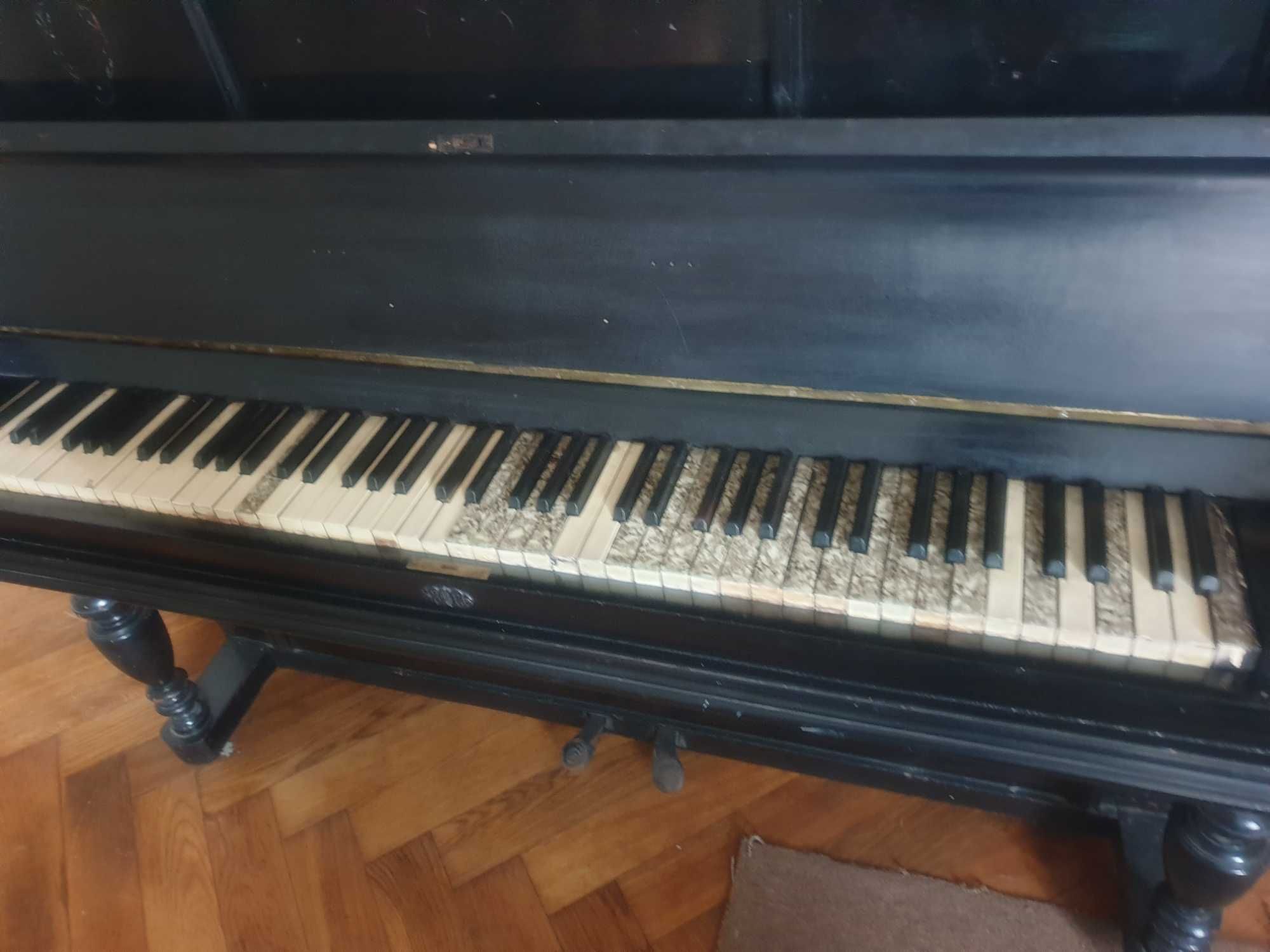 Czarne stare pianino