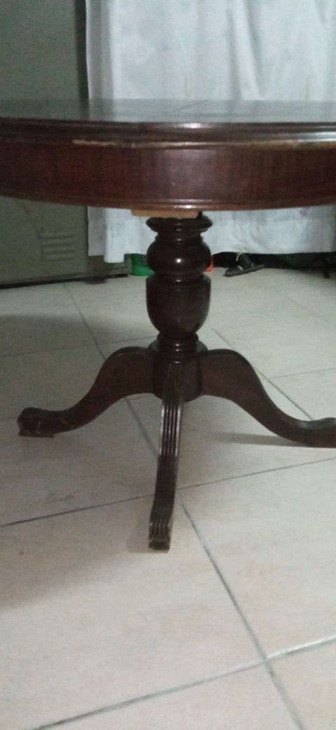 Mesa em madeira maciça