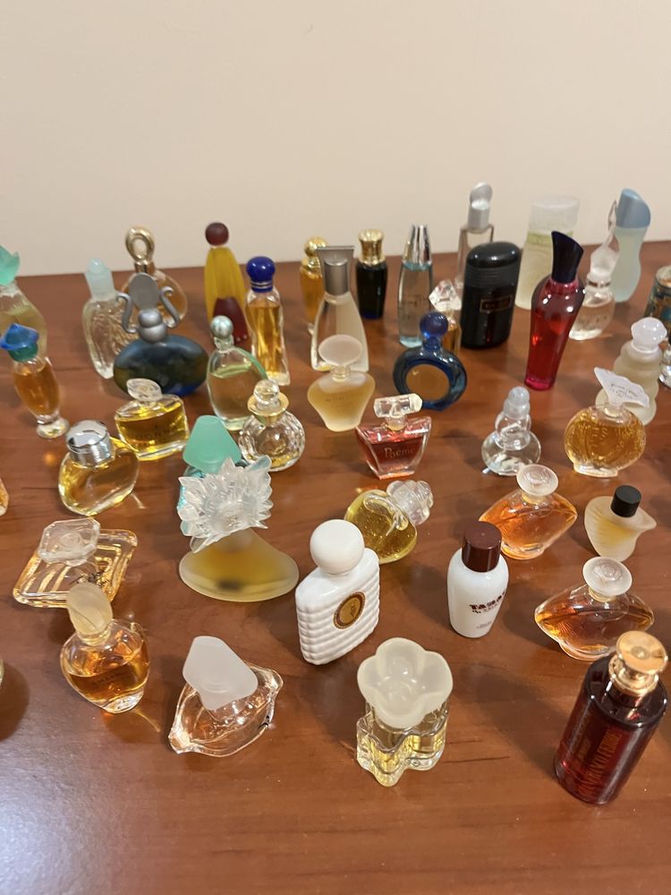 Coleccao de miniaturas de 75 perfumes ( 1,,67 euros cada miniatura )