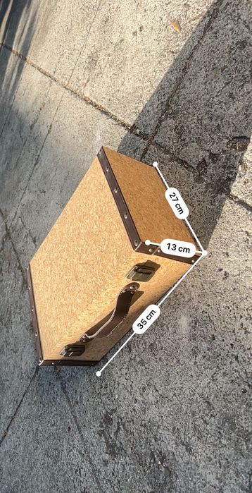 Mala decorativa em cortiça com arrumação