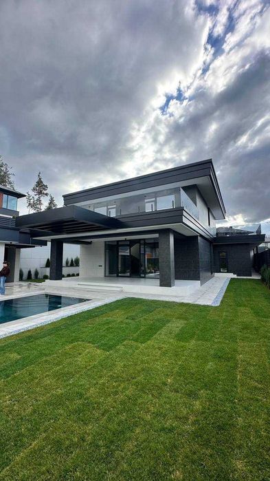 Просторий і стильний будинок в Ходосівці.