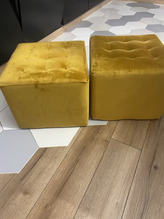 Pufy welurowe w kolorze musztardowym