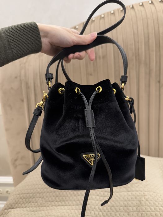 Сумка Prada Re-Edition velvet mini-bag