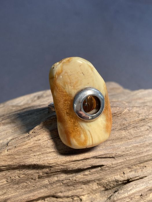 Pierścionek z bursztynem bałtyckim, piękny, mleczny kawałek bursztynu