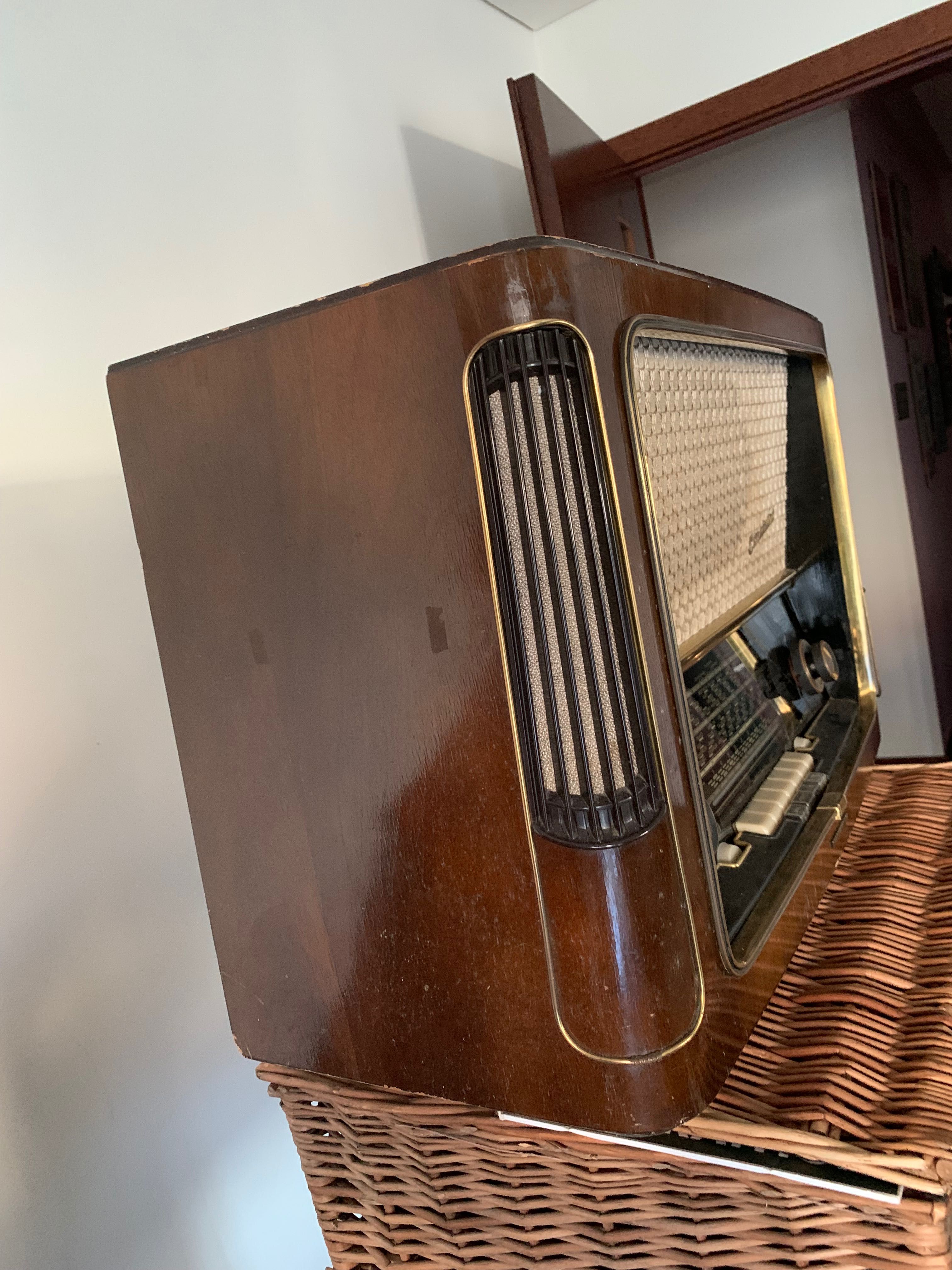 Rádio telefunken antigo
