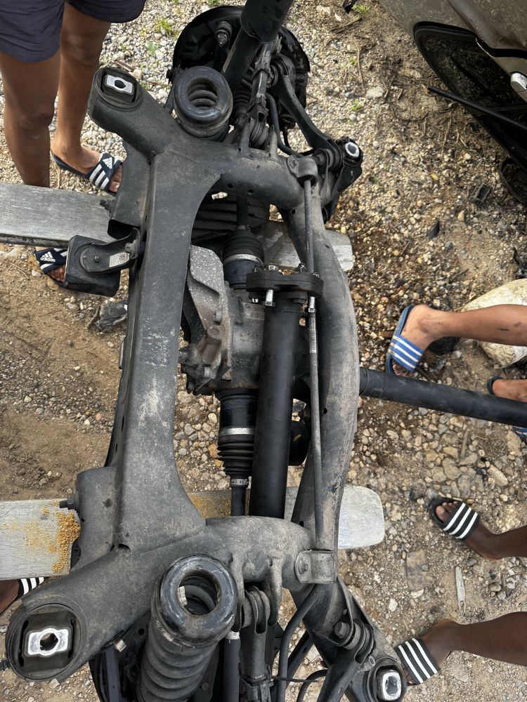 Eixo traseiro completo ,bateria, porta mala da bmw serie 1 116d