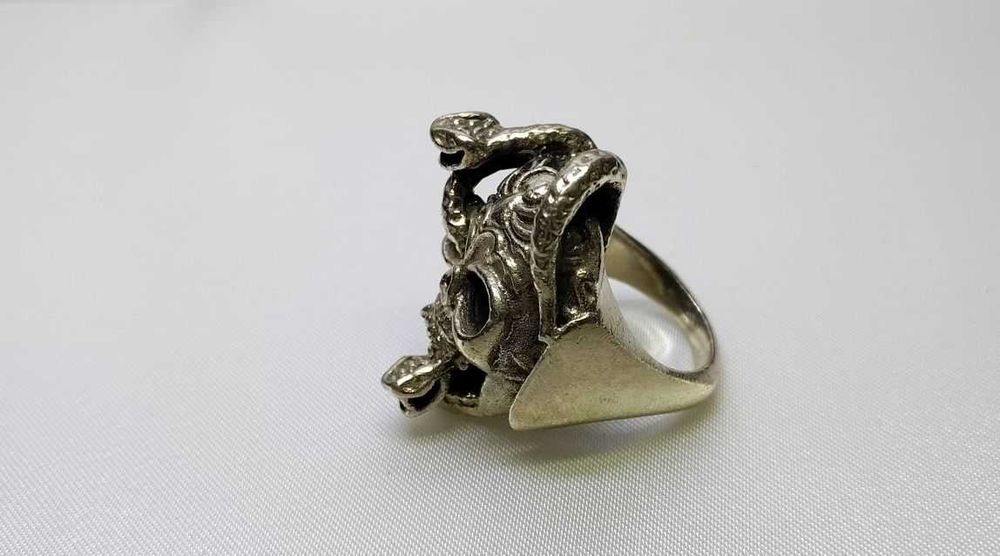 Srebrny sygnet - czaszka z wężami - próba 800 - nr 026