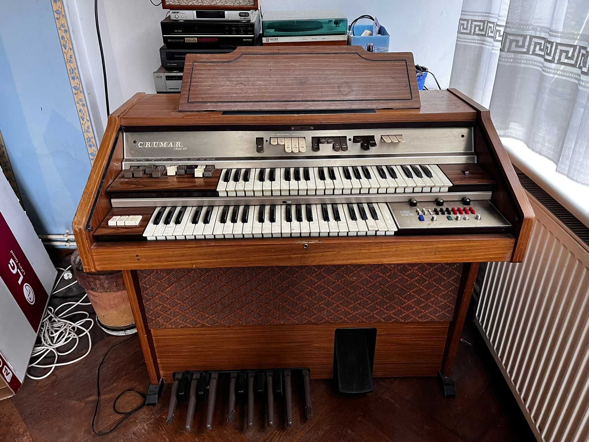 Organy Crumar Model 201