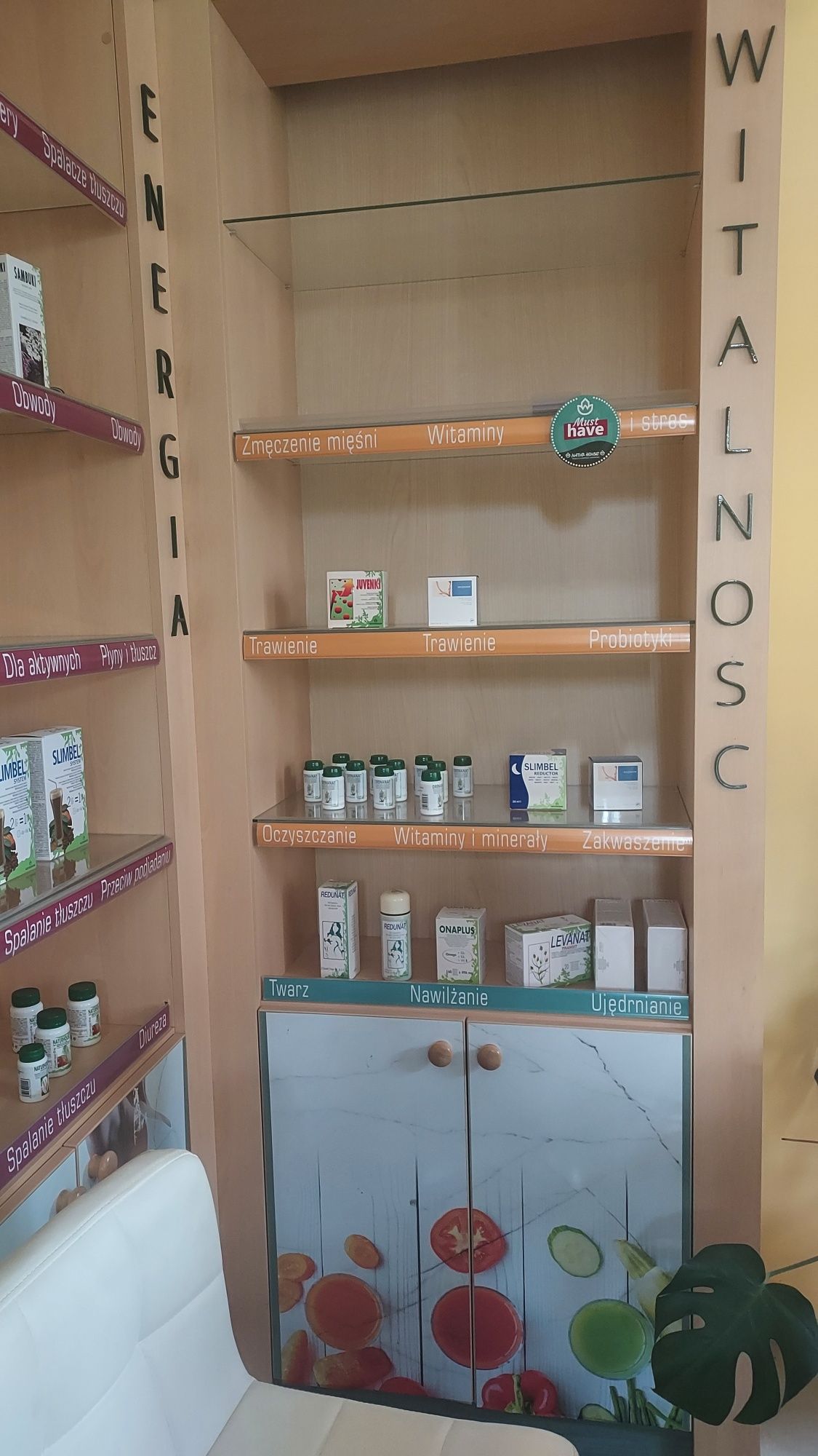 Polki, regały szafki 4 sztuki plus lada sprzedażowa naturhouse