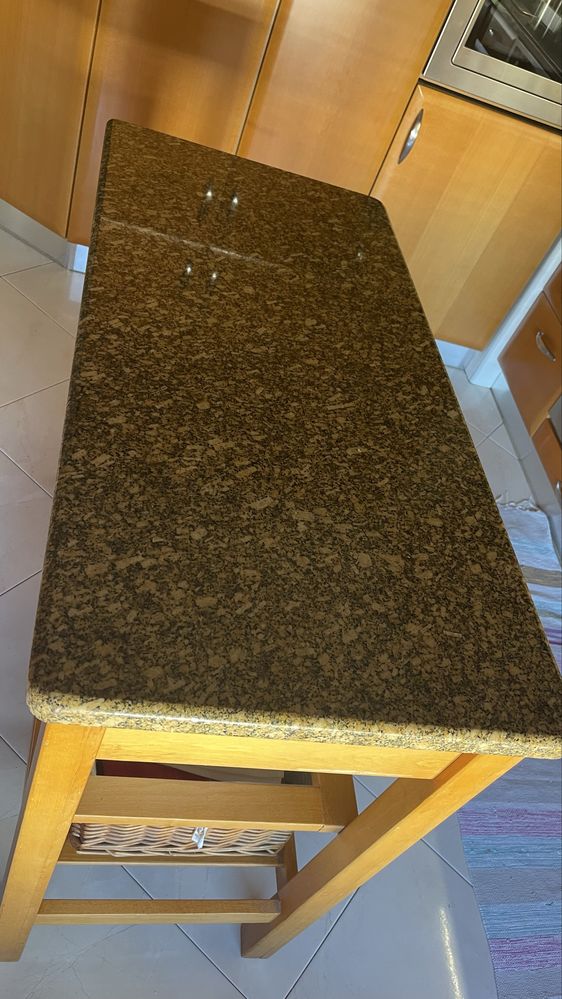 Ilha cozinha em madeira e com pedra de marmore