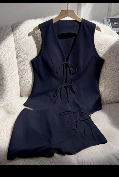 Чорний костюм з жилеткою і шорти -юбка