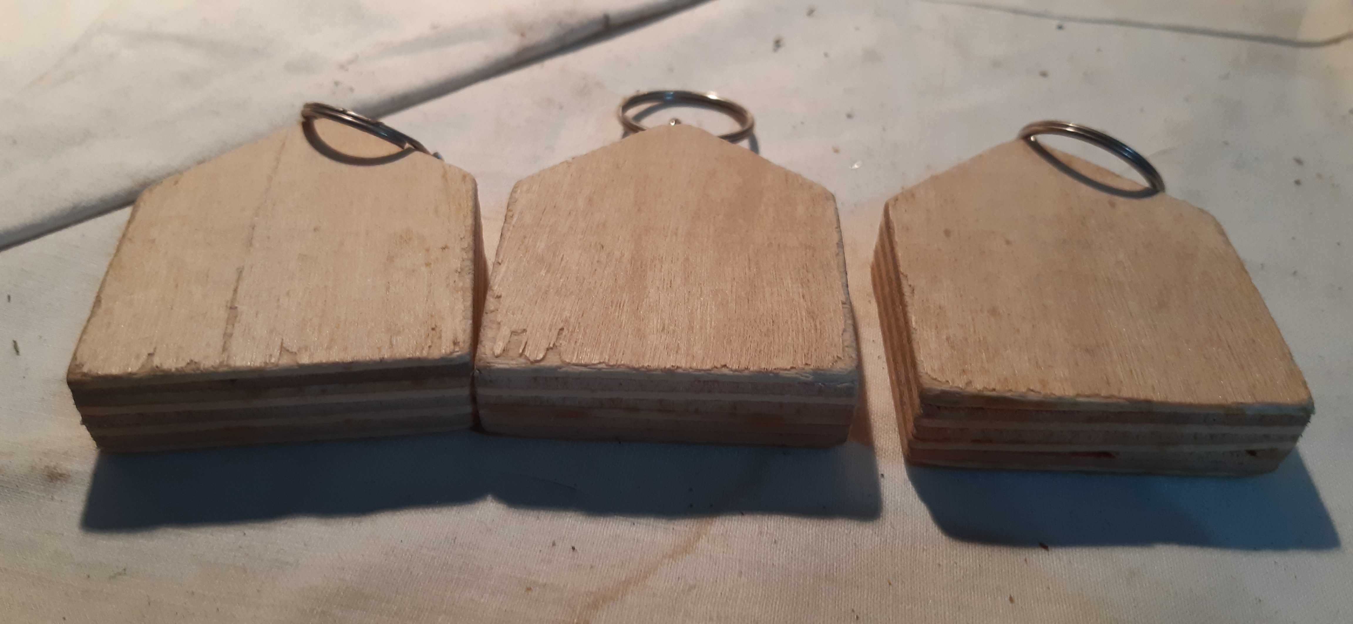 3 stare drewniane breloki do kluczy