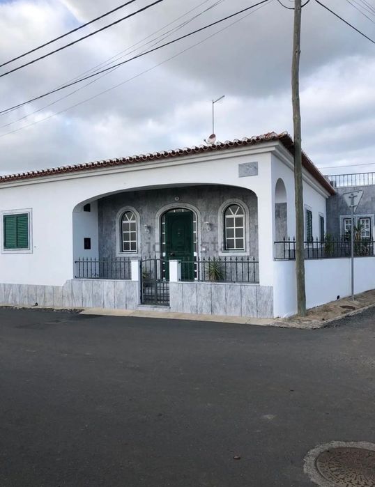 Moradia T4 com 2wcs + Garagem + jardim a 10minutos de Beja