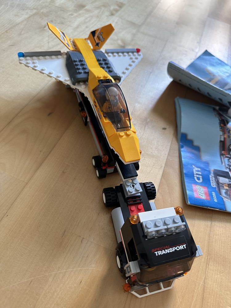 LEGO City 60289 Transporter odrzutowca pokazowego