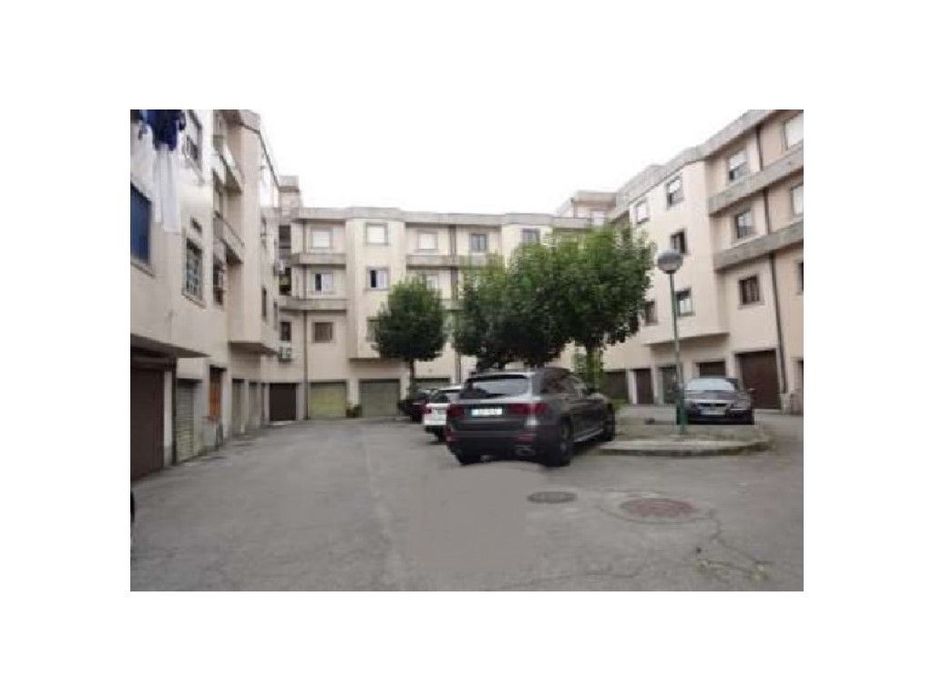 Armazém com 116 m2, em Urgezes - Guimarães.