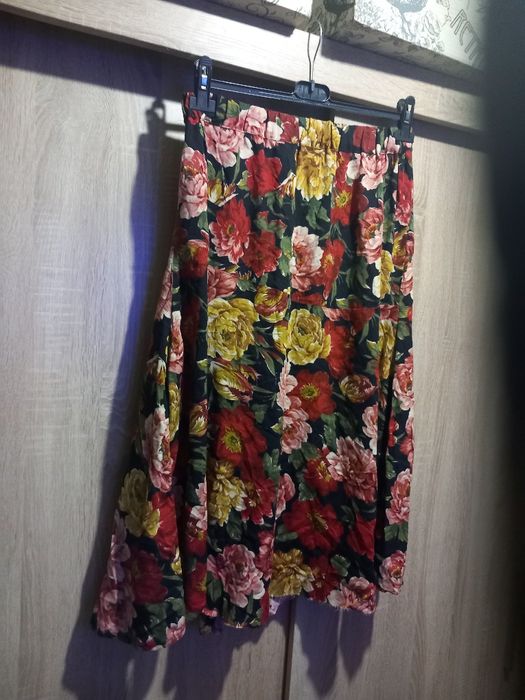 Spódnica w kolorowe kwiaty