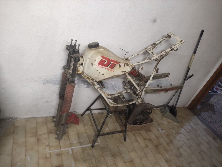 Yamaha DT 50 as peças, com dois motores, sem docs.