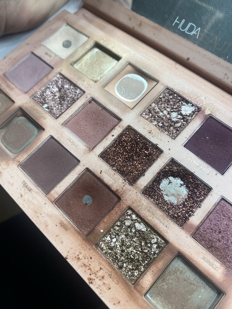 Huda beauty nude paleta cieni paletka