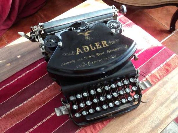 Maquina de escrever antiga centenária - Ano 1910