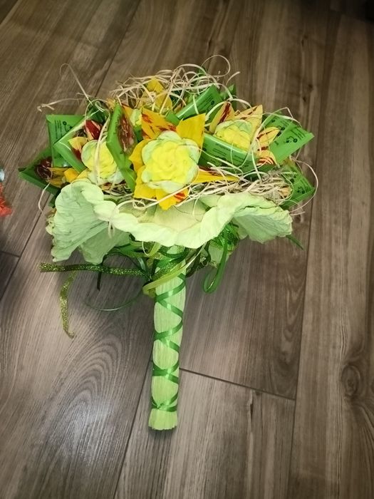 Bukiet z herbatą, cukierkami, słodki bukiet