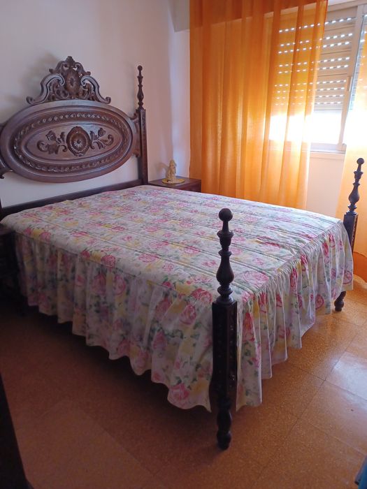 Colcha de casal,floral,várias cores primaveris, em cetim como nova.