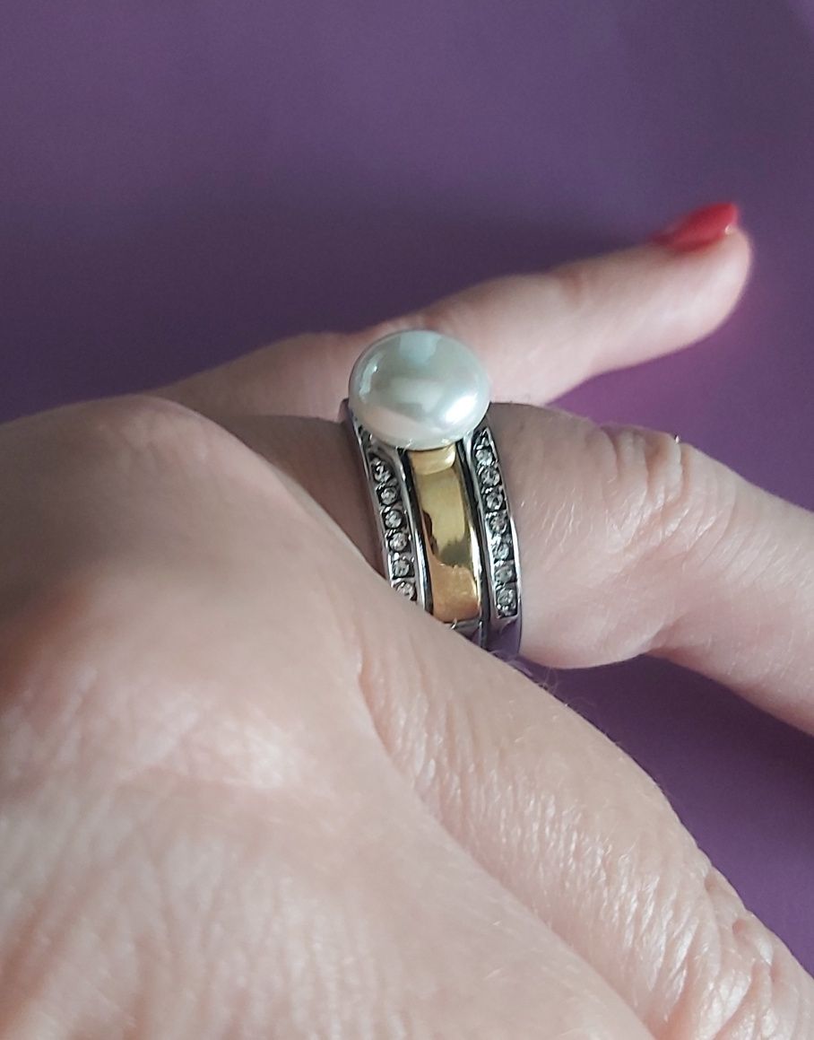 Anel bicolor, em aço, com zirconias e uma pérola. T19