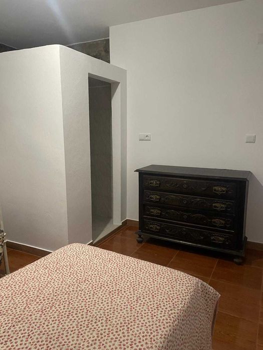 Quarto com WC / Garagem / Cozinha