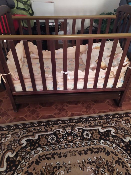 Детская кроватка-маятник