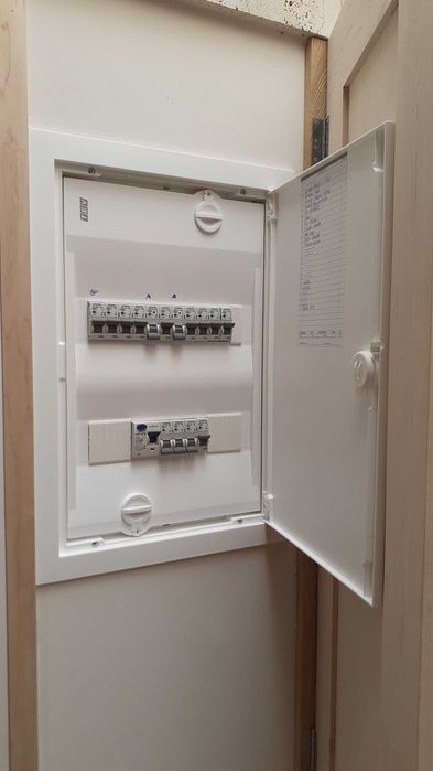 Eletricista residencial e industrial.