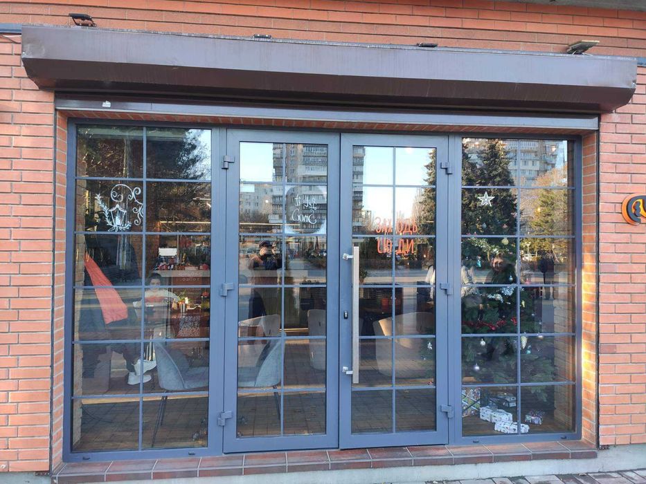 Алюмініеві вікна та двері в теплому та холодному алюмінії.