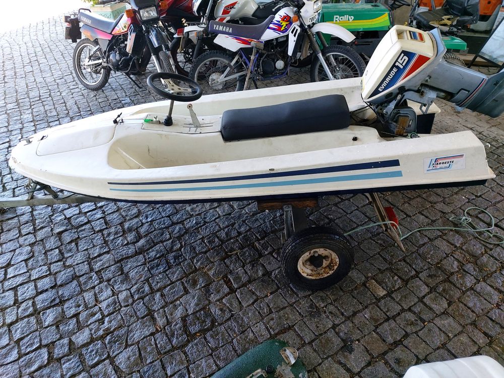 Barco com reboque