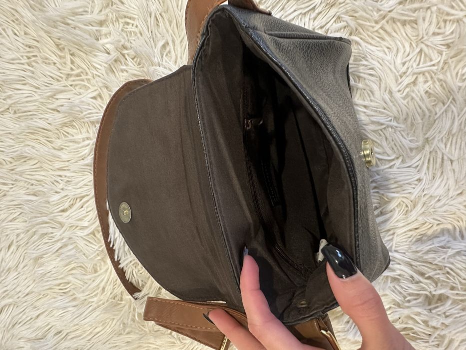 Mała czarna torebka z regulowanym paskiem Atmosphere