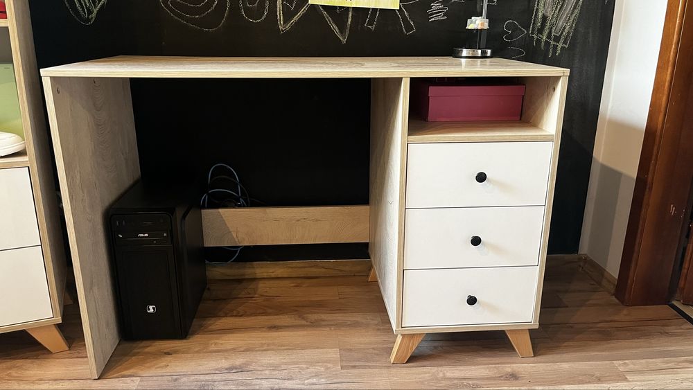 Biurko białe z drewnem