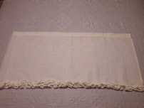 Cortina creme larga, com pouco comprimento