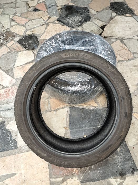 Pneus 245 x 40 x 18 Goodyear