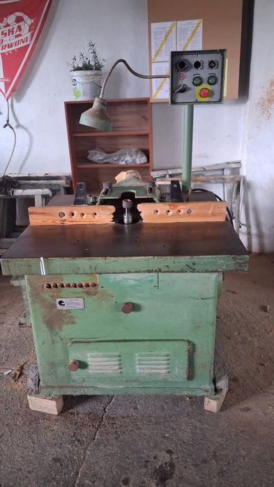 Frezarka dolnowrzecionowa uchylne wrzeciono Gomad