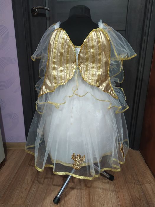 Платья и костюмы для праздников