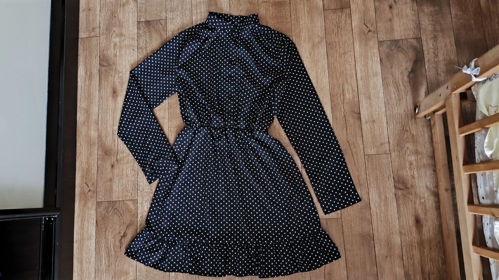 Нове чорне плаття в горошок