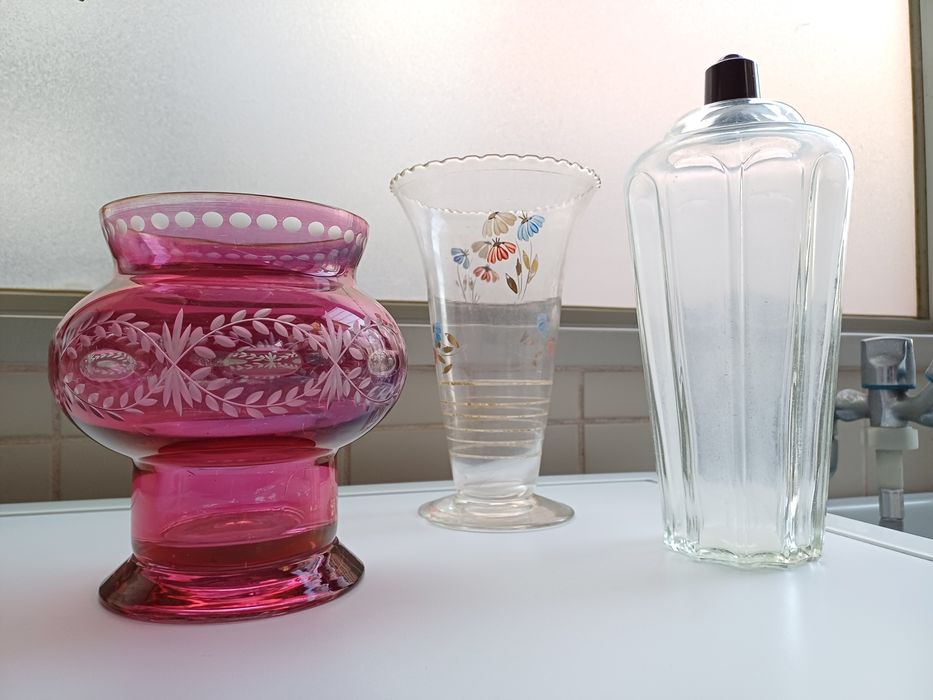 3 peças de vidro antigo (2 vasos e 1 frasco grande)