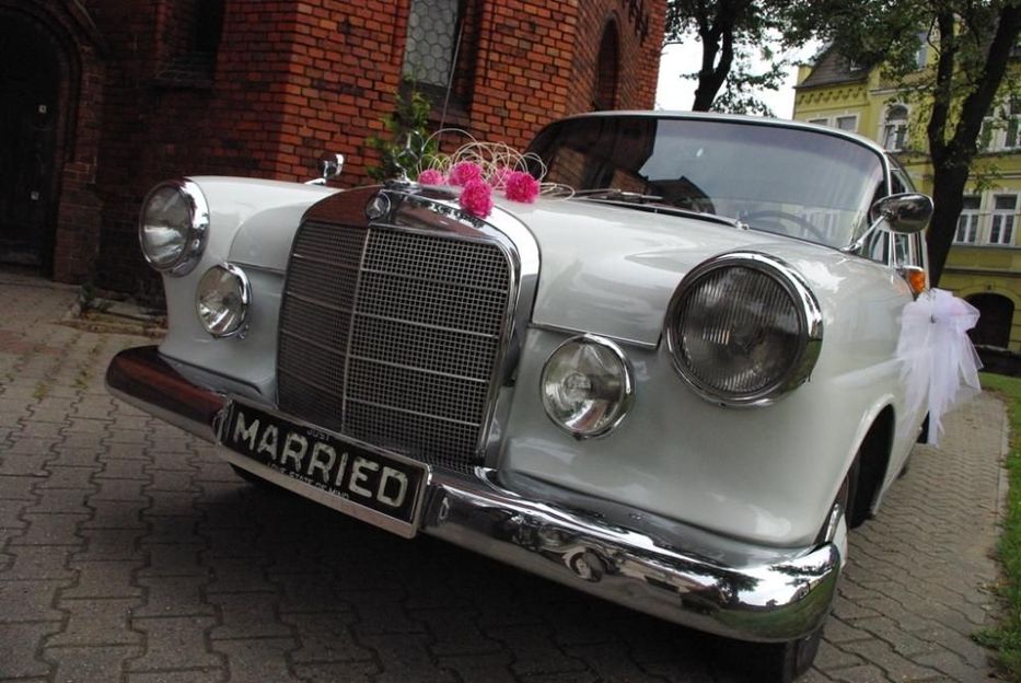 Auto do ślubu klasyczna limuzyna elegancki biały Mercedes Skrzydlak