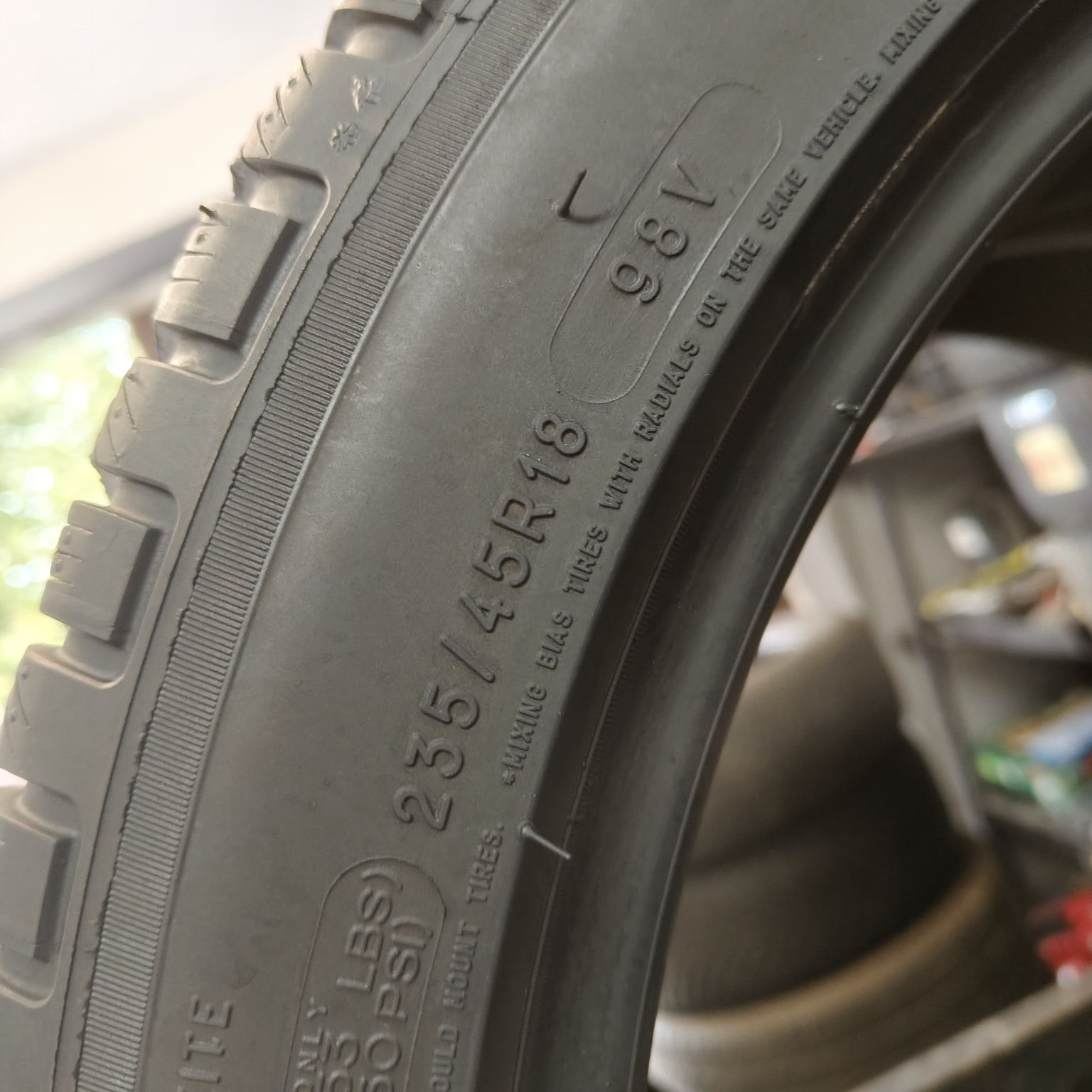 235/45/18 XL Sprzedam parę opon zimowych Michelin