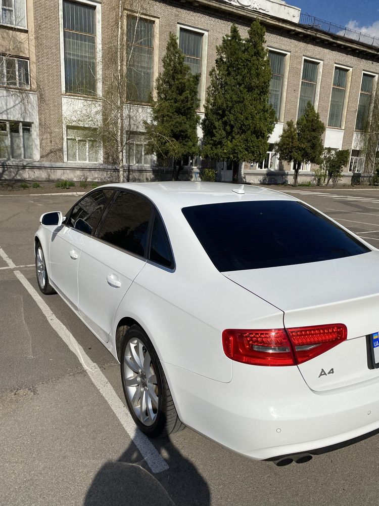 Продам машину AUDI A4 B8