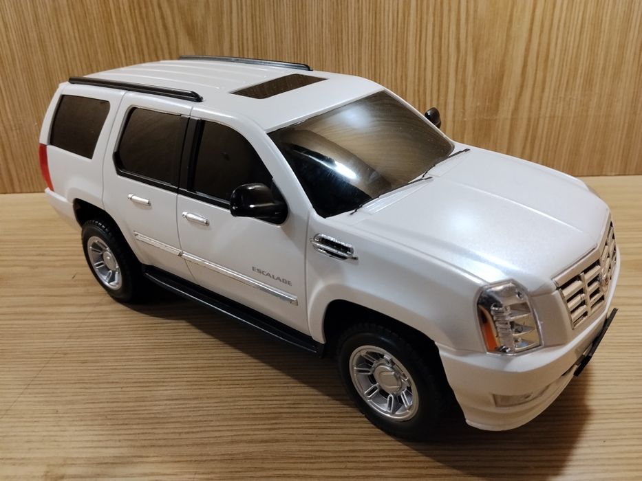 Cadillac escalade 1:16 аккумуляторная на пульте радиоуправлен от 220 в