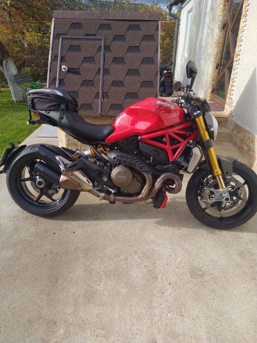 Ducati Monster 1200S.
