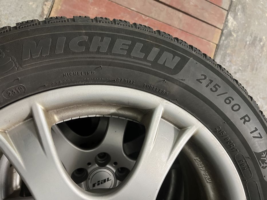 Комплект 215/60/17 зимових шин з дисками , в хорошому  стані.