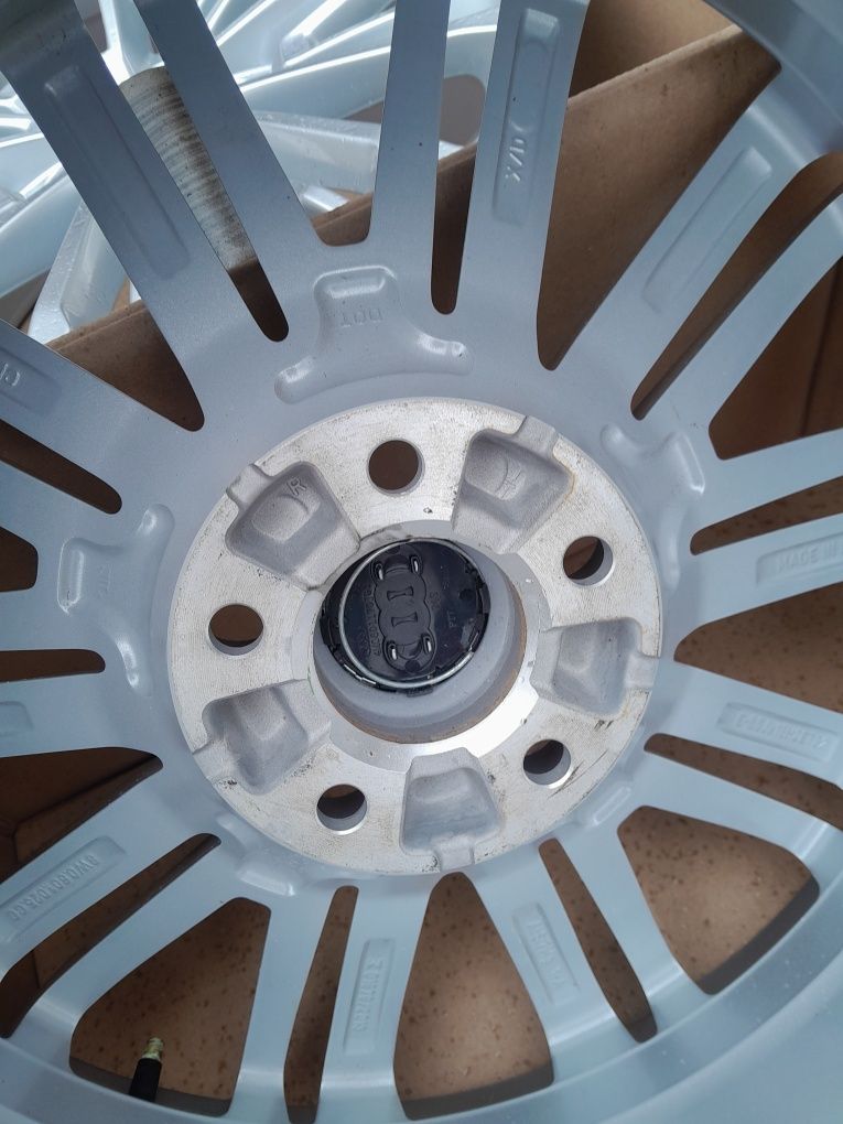 Fabrycznie nowe oryginalne 19calowe alufelgi audi a5 A4 2024