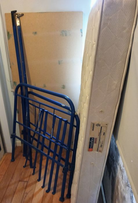 Cama individual de ferro antiga