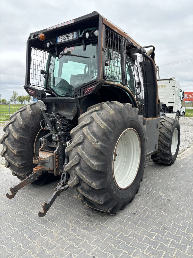 Ciągnik w leśnej zabudowie Valtra claas