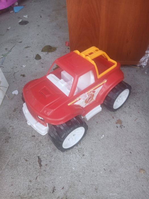 Czerwone autko plastykowe dość duże dla chłopca do piaskownicy