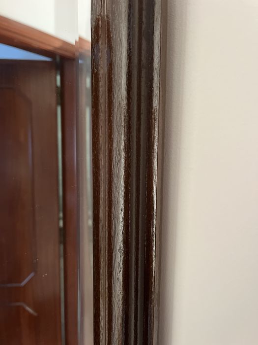 Espelho com rebordo em Madeira